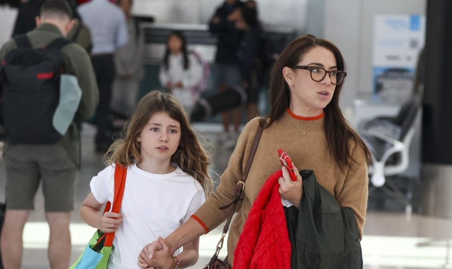 Former House and Away star Kate Ritchie noticed with lookalike daughter at Sydney airport