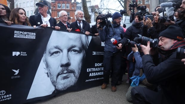 WikiLeaks founder Julian Assange to plead responsible to espionage cost as a part of take care of U.S.